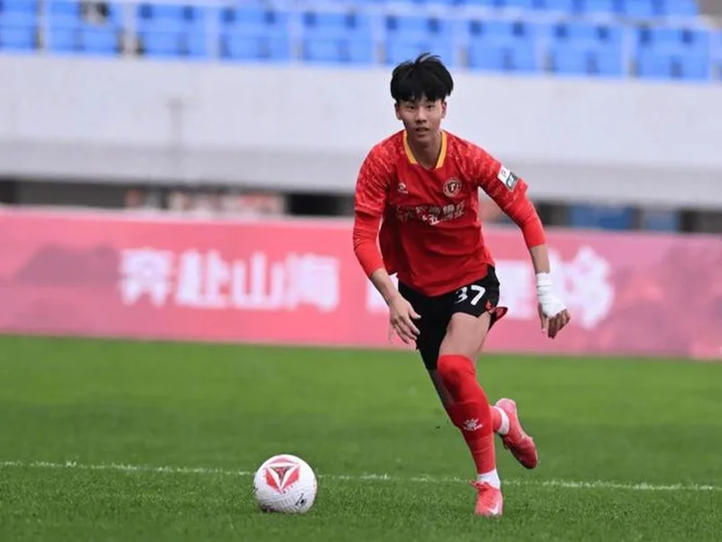 官方：18岁中国前锋张家鸣自伯恩利租借至塞尔维亚沃日多瓦茨